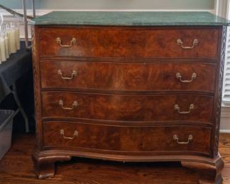 Hekman Chippendale-style serpentine chest of drawers in perfect condition. 