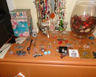 A very nice collection of jewelry