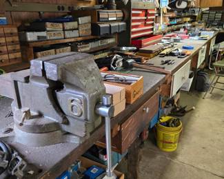 Many tools, vise