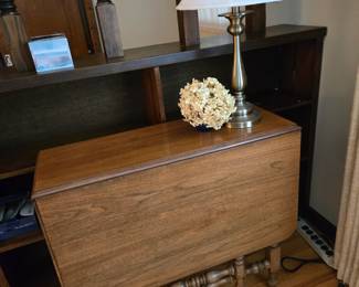 Gate leg table