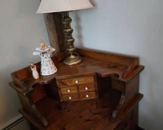 Pine corner table