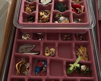 Vintage costume jewelry, more pics to come during set up