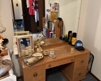 Blonde Vintage vanity with mirror