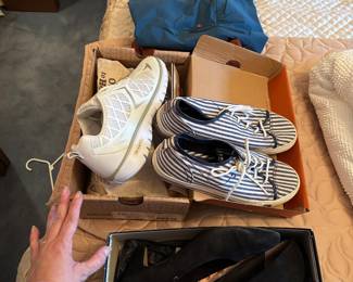 Ladies shoes size 10 one pair is brand new