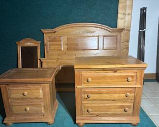 Queen bedroom set. Broyhill maker.
Bed, headboard footboard, railings, bedside table, chest of drawers and wall mirror. Barely used.