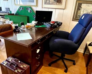 Mount Airy Executive Desk
Vintage Upholstered Executive Desk Chair 