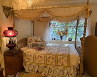 Four Poster Bed, Quilt