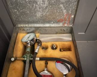 Pressure gauges and case 