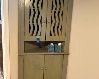 Corner cabinet