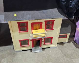 VINTAGE DOLL HOUSE
