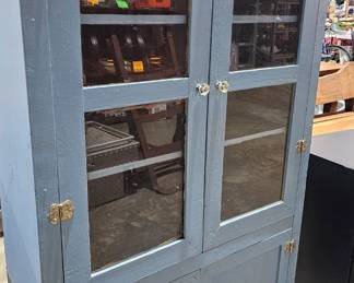 CHINA CABINET / HUTCH