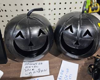 METAL PUMPKIN HALLOWEEN DECOR