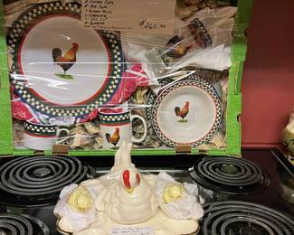Ellas Roosters vintage dish set with completer and glasses to match. Service for 8! Vintage hen with chicks egg tray.