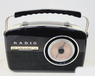 	Retro-Style Portable AM/FM Radio