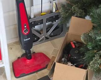 Haan floor and handheld steamer
