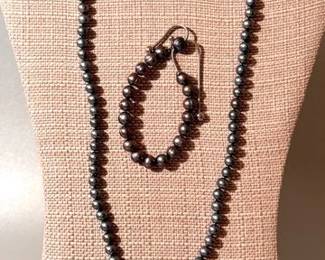 Tahitian black pearls necklace and bracelet