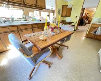 dining table w/2 chairs on rollers