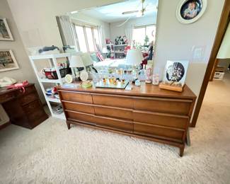 dresser w/mirror