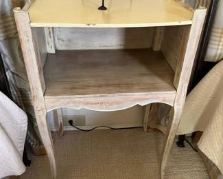 180 Refinished 2Tier Accent Tablemin