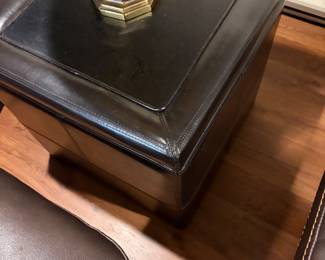 End table  with brass lamp 