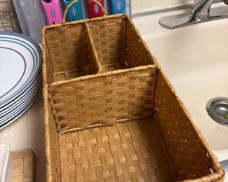 Utensil basket