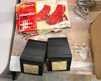 Foldable wheel chokes 