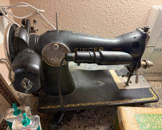 Fully operational and with a lot of accessories Singer 15-91 Model Sewing Machine - very collectable