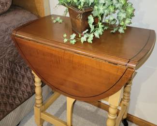Drop leaf side table