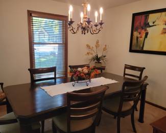 Stanley dining room table, 2 leaves, 6 chairs