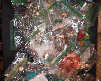 Lots of Jewlery 