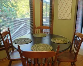 Tell City kitchen table, 2 leaves, 4 chairs