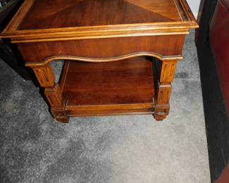 VINTAGE THOMASVILLE END TABLE