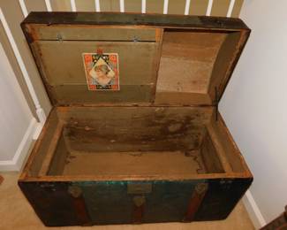 ANTIQUE VICTORIAN BARREL/DOME TOP STEAMER TRUNK WITH TRAY & INSERTS
