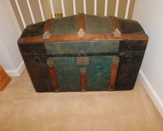 ANTIQUE VICTORIAN BARREL/DOME TOP STEAMER TRUNK WITH TRAY & INSERTS
