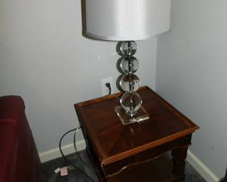 VINTAGE THOMASVILLE END TABLE WITH VINTAGE CRYSTAL LAMP