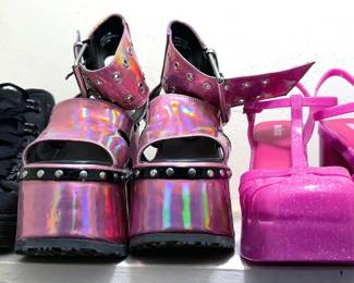 Young adult shoes, mostly size 7