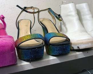 Young adult shoes, mostly size 7