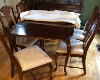 Bassett English Dining Room set - Table, leaf and six chairs