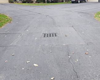 No parking in the driveway area
Please park on the street.
Only use driveway when picking up large items