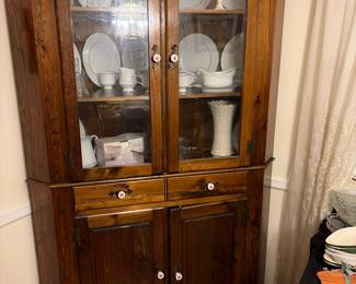 Corner cabinet