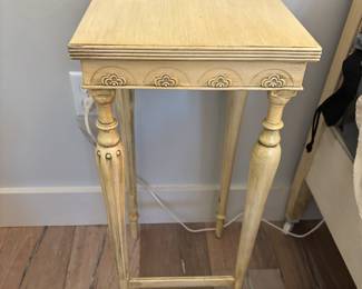 1915 New Orleans 7 pcs bedroom set
$1,800.00. Set Bed, side table, chest, vanity, desk, chair & rocker
