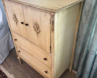 1915 New Orleans 7 pcs bedroom set
$1,800.00. Set Bed, side table, chest, vanity, desk, chair & rocker
