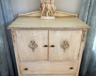 1915 New Orleans 7 pcs bedroom set
$1,800.00. Set Bed, side table, chest, vanity, desk, chair & rocker