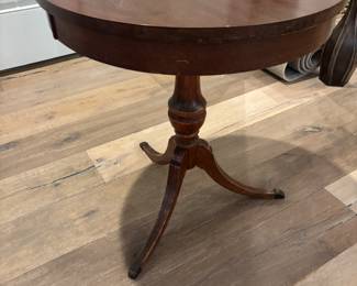 Duncan Phyfe Round side table $95.00
23.5”diameter 26”t
