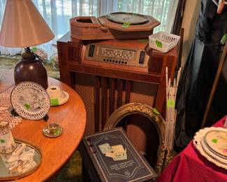 Upright radio (works!)