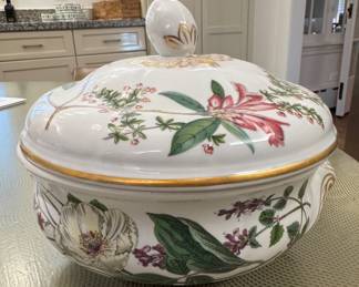 Spode Stafford Flowers Lidded Casserole. Photo 1 of 3.