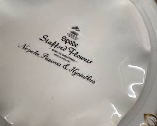 Spode Stafford Flowers Lidded Casserole. Photo 3 of 3.