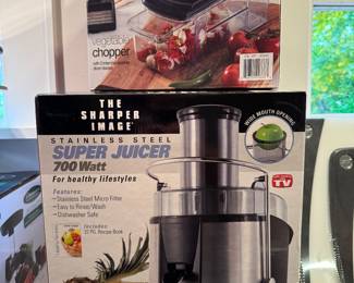 The Sharper Image 700 Watt Super Juicer. 