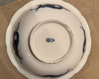 Vintage Maddock Sons Triumph Pattern Flow Blue Wash Basin. Measures 17" D x 6" H. Photo 3 of 4.