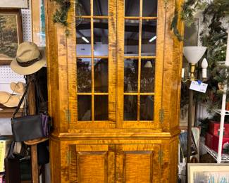 Corner cabinet